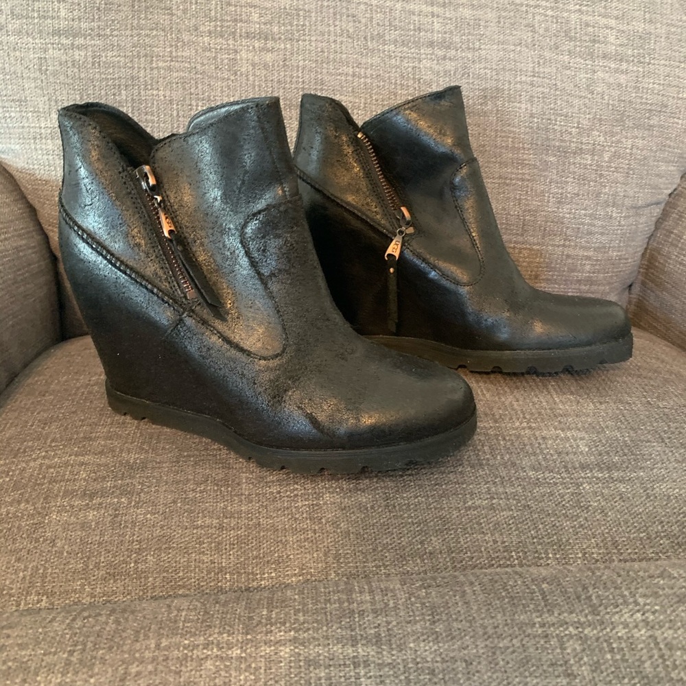 UGG EUC hidden wedge Ankle Boots